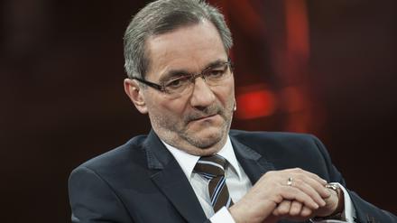 Die Opposition im Potsdamer Landtag hatte scharf kritisiert, dass die Staatskanzlei weiterhin einen Mitarbeiter für Platzeck bezahlt, die SPD-Fraktion gewährt ihm im Landtag weiter ein Büro.