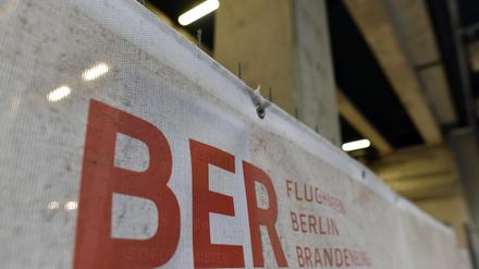 Bis Spätsommer braucht der Flughafen die neue Milliarde, Brandenburg reagiert zurückhaltend.