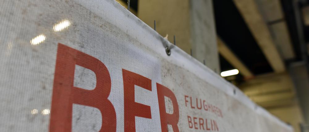 Bis Spätsommer braucht der Flughafen die neue Milliarde, Brandenburg reagiert zurückhaltend.