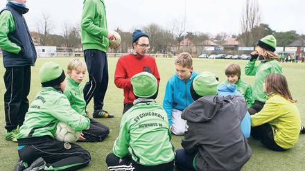Am Ball. Die Nachwuchskicker von Concordia Nowawes sprechen das Training durch. Den Platz an der Sandscholle müssen sich viele Teams teilen.