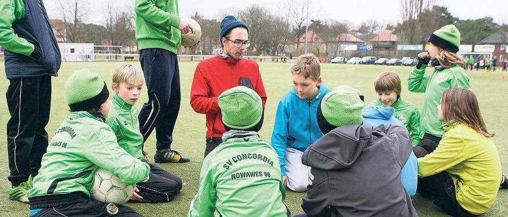 Am Ball. Die Nachwuchskicker von Concordia Nowawes sprechen das Training durch. Den Platz an der Sandscholle müssen sich viele Teams teilen.