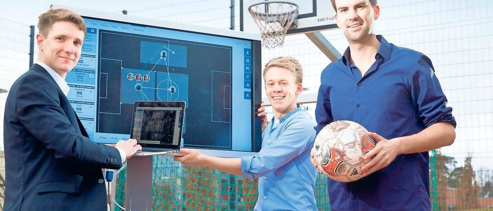 Elektronische Analyse. Das HPI-Team holt die Spielauswertung aufs Tablet.