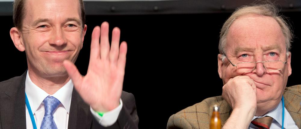 Alexander Gauland (r.) warnte vor einer "Vermerkelung" der AfD und unterstützt den Konfrontationskurs gegen Parteichef Bernd Lucke.