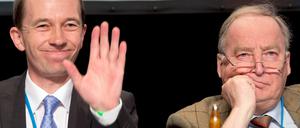 Alexander Gauland (r.) warnte vor einer "Vermerkelung" der AfD und unterstützt den Konfrontationskurs gegen Parteichef Bernd Lucke.