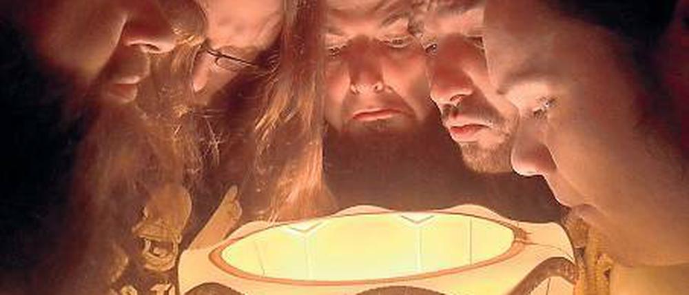 Bis heute wird die Metal-Szene weitestgehend von männlichen Anhängern dominiert, die gern auf Martialisches zurückgreifen, allerdings auf ironische Lesart.Damit spielt auch die Potsdamer Band Sunna Sepdoom.