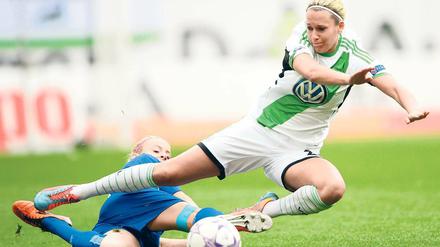 Es geht nicht nur um den Ball. Das Duell zwischen Lena Goessling (r.) vom VfL Wolfsburg und Potsdams Johanna Elsig steht auch symbolisch für den Kampf um die Spitzenposition im deutschen Frauenfußball.