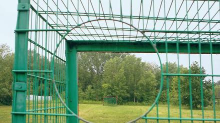 Wegplaniert. Den einstigen Bolzplatz am Babelsberger Park, die „Nowawiese“, gibt es inzwischen nicht mehr. Sie musste im Zuge der Sanierung der Humboldtbrücke für einen Hundeauslaufplatz weichen. Doch auch der geplante neue Sportplatz „Nowawiese“ liegt auf Eis, weil das Projekt für die Stadt teurer wird als geplant. Das sorgt bei jungen Babelsberger Fußballern für viel Unmut.
