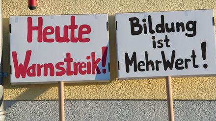 Angestellte Lehrer in Brandenburg legen am Nachmittag ihre Arbeit nieder. Die meisten Lehrer sind aber verbeamtet und dürfen deswegen nicht streiken.