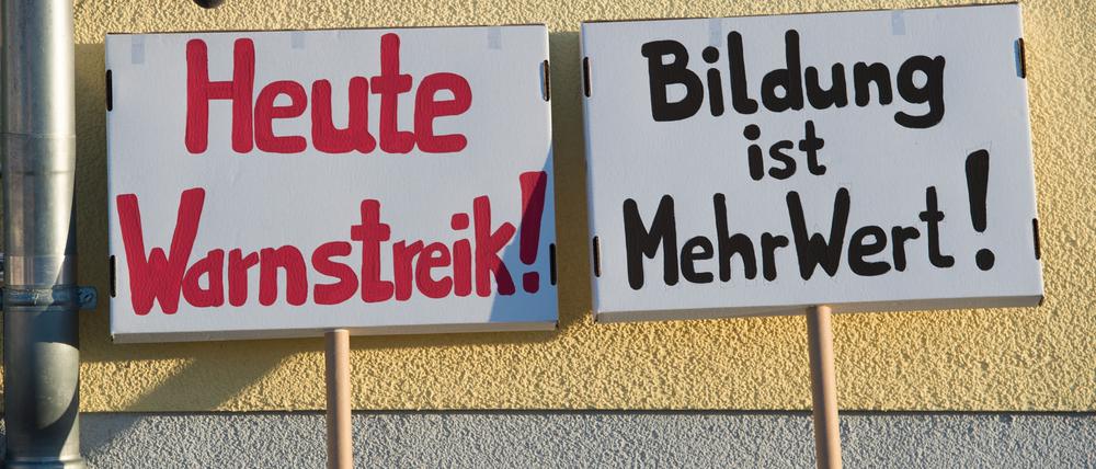 Angestellte Lehrer in Brandenburg legen am Nachmittag ihre Arbeit nieder. Die meisten Lehrer sind aber verbeamtet und dürfen deswegen nicht streiken.