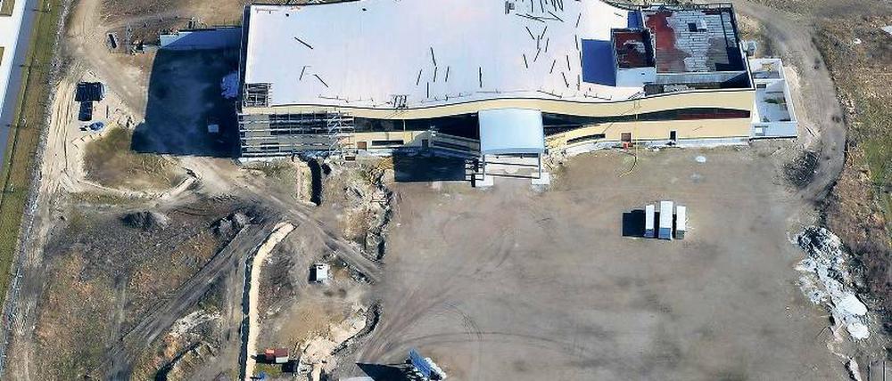 Still ruht die Baustelle. Seit Monaten wurde kein Bauarbeiter mehr in der halb fertigen Blütentherme gesichtet. Die beiden Vertragspartner streiten sich inzwischen vor dem Potsdamer Landgericht.
