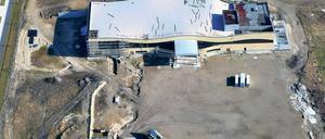 Still ruht die Baustelle. Seit Monaten wurde kein Bauarbeiter mehr in der halb fertigen Blütentherme gesichtet. Die beiden Vertragspartner streiten sich inzwischen vor dem Potsdamer Landgericht.