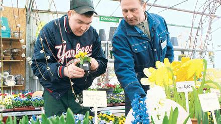 Beide sind zufrieden. Marcel Busse (l.) und Firmenchef Dirk Waskowsky.