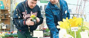 Beide sind zufrieden. Marcel Busse (l.) und Firmenchef Dirk Waskowsky.