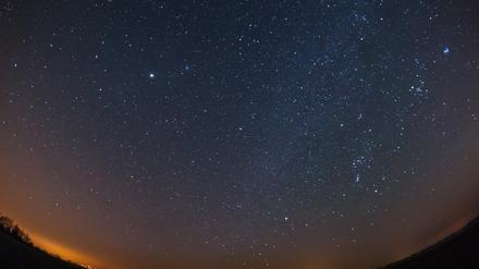Der Sternenhimmel über einem Feld nahe Lietzen im Landkreis Märkisch-Oderland (Brandenburg).