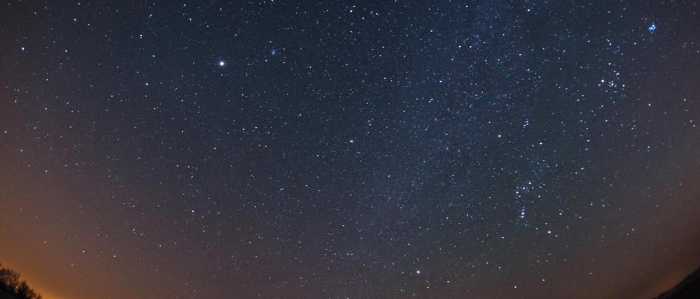 Der Sternenhimmel über einem Feld nahe Lietzen im Landkreis Märkisch-Oderland (Brandenburg).