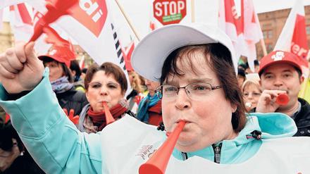 Laut. Mehrere Hundert Lehrer und Polizisten zogen durch Potsdam.