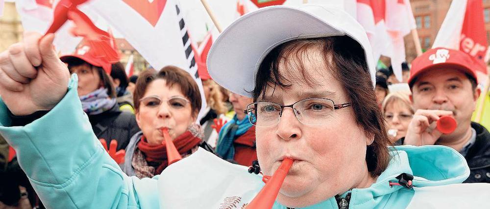 Laut. Mehrere Hundert Lehrer und Polizisten zogen durch Potsdam.