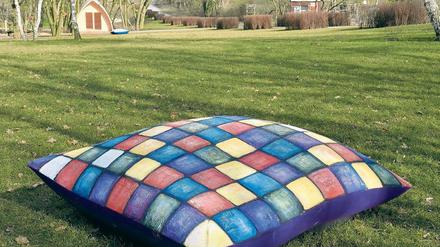 Ist das Kunst? Ein buntes Steinkissen auf dem Buga-Gelände am Bismarck-Turm in Rathenow.