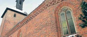 Neu neben alt. An der alten Dorfkirche sollen neue Gemeinderäume entstehen, am Donnerstag wird über Pläne entschieden.