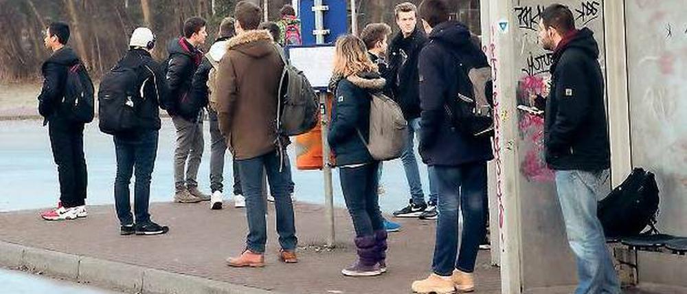 Warten nach dem Fußmarsch. Bis zum Schulbus müssen Werderaner Schüler teilweise kilometerweit laufen.
