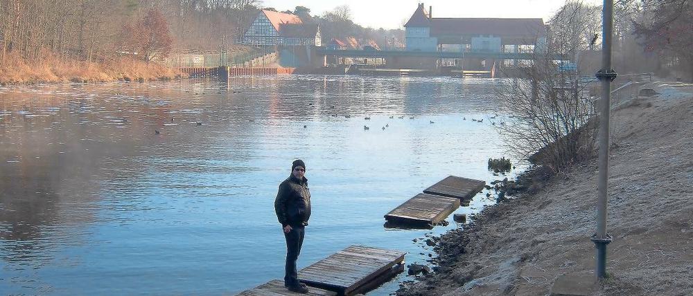 Stefan Biastock, Vorsitzender des Ruderclubs Kleinmachnow-Stahsdorf-Teltow, steht auf maroden Anlegern. Die Installation einer neuen Ein- und Ausstiegshilfe wird vom Berliner Schifffahrtsamt wegen Sicherheitsbedenken abgelehnt.