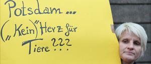 Hat Potsdam kein Herz für Tiere? Das fragte sich diese Tierfreundin bei einer Protestaktion vor dem Stadthaus.