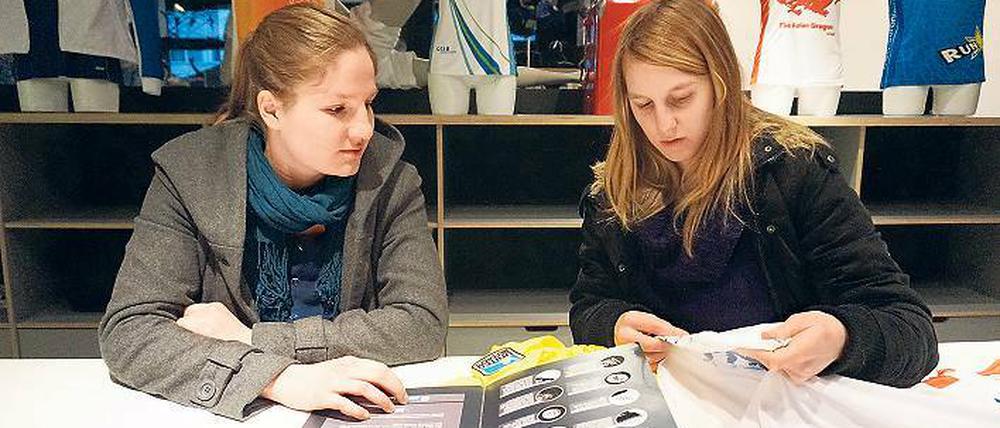 Auserwählt. Die Nulldrei-Spielerinnen Lisa Häfker (l.) und Jessica Bunzel suchen nach dem besten Material für die künftigen Spieltrikots ihrer Mannschaft.