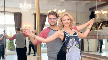 Tanzstunde. GZSZ-Star Thomas Drechsel mit Regina Murtasina.