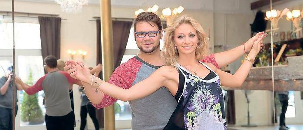 Tanzstunde. GZSZ-Star Thomas Drechsel mit Regina Murtasina.