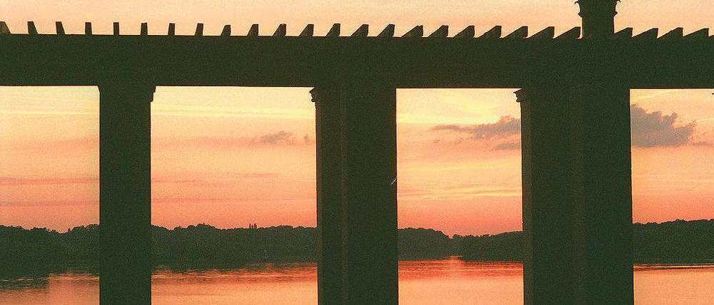 Wie im Süden. Blick durch die Kolonnaden im Park von Schloss Glienicke auf den Jungfernsee. Zeitgenossen des Schlossherrn Carl von Preußen und seiner Frau Marie schwärmten damals: „Man könnte glauben, am Gardasee oder Golf von Neapel zu sein.“