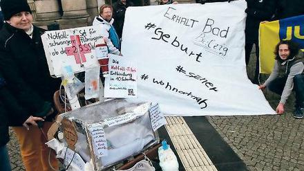 Hebammen-Demo vor dem Rathaus. Im Bad Belziger Krankenhaus wurden immer weniger Kinder geboren. Gegen die Schließungspläne des Mehrheitsgesellschafters – dem Potsdamer Klinikum – mehrt sich politischer Widerstand.
