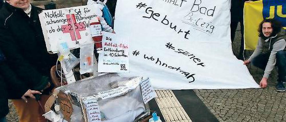 Hebammen-Demo vor dem Rathaus. Im Bad Belziger Krankenhaus wurden immer weniger Kinder geboren. Gegen die Schließungspläne des Mehrheitsgesellschafters – dem Potsdamer Klinikum – mehrt sich politischer Widerstand.