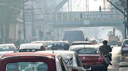 Dicke Luft durch Stau. Die Verwaltung will den Verkehr minimieren, was bei vielen Autofahrern auf Unmut stößt.