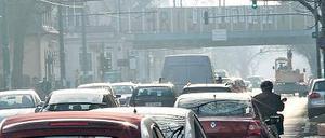 Dicke Luft durch Stau. Die Verwaltung will den Verkehr minimieren, was bei vielen Autofahrern auf Unmut stößt.