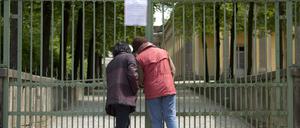 Immer mal wieder sei der Park Sanssouci verschlossen, kritisieren Anwohner - wie im Mai 2013, als Insektengift gegen den Eichenprozessionsspinner gesprüht wurde.