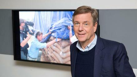 "Wir sind besorgt darüber, wie Kriege, Krisen und Seuchen das Nachrichtenbild dominieren", sagt Claus Kleber.