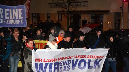 Etwa 200 Asylgegnger zogen am Dienstagabend durch Oranienburg.