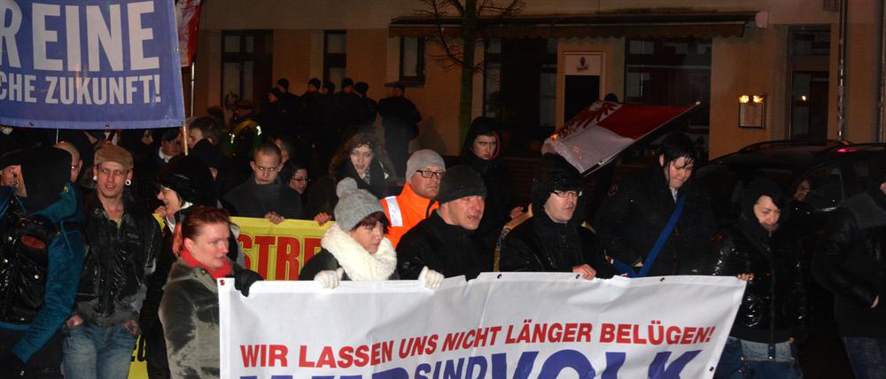 Etwa 200 Asylgegnger zogen am Dienstagabend durch Oranienburg.