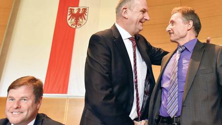 Erfolgreich. Finanzminister Görke (Linke, v. l.), Ministerpräsident Woidke und Innenminister Schröter (beide SPD).