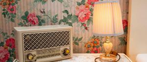 Das klassische Radio verliert in der Gunst der Hörer. Das Bild stammt übrigens aus der aktuellen Ausgabe der Zeitschrift "Köpfe" aus dem Tagesspiegel-Verlag und wurde in der Berliner Pension "Nürnberger Eck" aufgenommen.