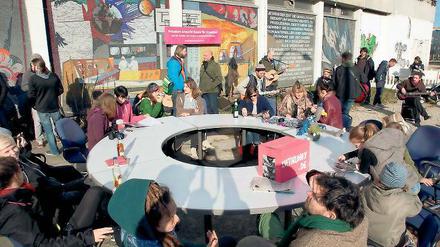 Ideenrunde am Rechenzentrum. Am Samstag lud die „Kulturlobby“-Initiative zum Runden Tisch vor dem DDR-Bau in der Breiten Straße ein. Für die Räume gebe es bereits rund 40 Interessenten aus der Kreativszene. Über die Mietkonditionen will das Netzwerk noch mit der Stadt verhandeln.