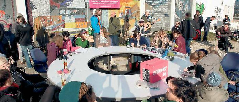 Ideenrunde am Rechenzentrum. Am Samstag lud die „Kulturlobby“-Initiative zum Runden Tisch vor dem DDR-Bau in der Breiten Straße ein. Für die Räume gebe es bereits rund 40 Interessenten aus der Kreativszene. Über die Mietkonditionen will das Netzwerk noch mit der Stadt verhandeln.
