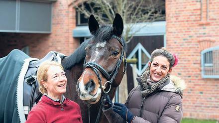 Blumenkind. Alizée Froment (rechts), ihr Pferd Sydney und Marita Schreiber, die auf ihrem Hof in Nudow einen Kurs mit der französischen Reiterin organisiert hat.