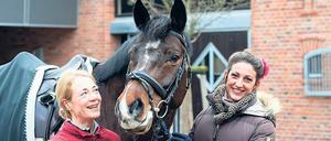 Blumenkind. Alizée Froment (rechts), ihr Pferd Sydney und Marita Schreiber, die auf ihrem Hof in Nudow einen Kurs mit der französischen Reiterin organisiert hat.