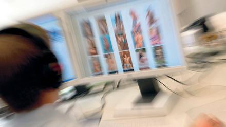 Auf der Suche. Ermittler durchkämmen das Internet, um gegen illegale Kinderpornografie vorzugehen. 2010 wurde Thomas Leroy festgenommen. Seine Laube, die im Havelland in der Nähe einer Schule lag, war auf Aufnahmen zu sehen gewesen.