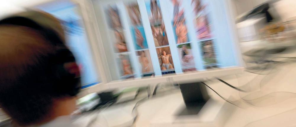 Auf der Suche. Ermittler durchkämmen das Internet, um gegen illegale Kinderpornografie vorzugehen. 2010 wurde Thomas Leroy festgenommen. Seine Laube, die im Havelland in der Nähe einer Schule lag, war auf Aufnahmen zu sehen gewesen.