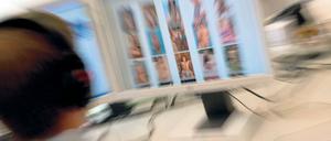 Auf der Suche. Ermittler durchkämmen das Internet, um gegen illegale Kinderpornografie vorzugehen. 2010 wurde Thomas Leroy festgenommen. Seine Laube, die im Havelland in der Nähe einer Schule lag, war auf Aufnahmen zu sehen gewesen.