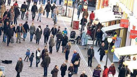 Shoppen bei Sonnenschein. In der Brandenburger Straße und den Seitenstraßen reihen sich die Geschäfte aneinander. Doch die steigenden Mieten zwingen Händler häufig dazu, ihren Laden aufzugeben.