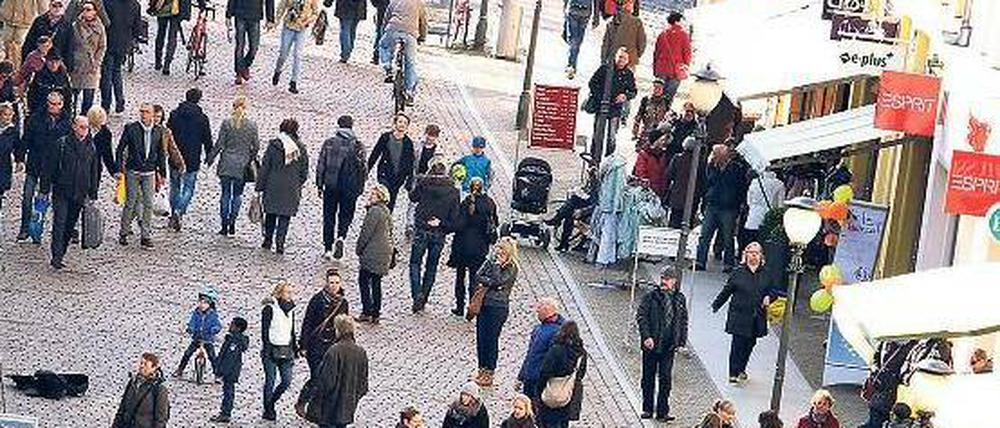 Shoppen bei Sonnenschein. In der Brandenburger Straße und den Seitenstraßen reihen sich die Geschäfte aneinander. Doch die steigenden Mieten zwingen Händler häufig dazu, ihren Laden aufzugeben.