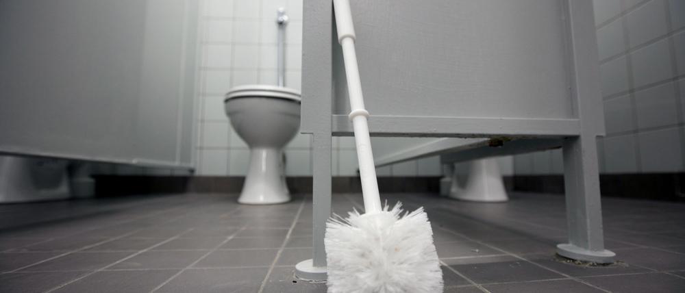 Viele Eltern kritisieren, dass die Schultoiletten oft kaputt und dreckig sind.